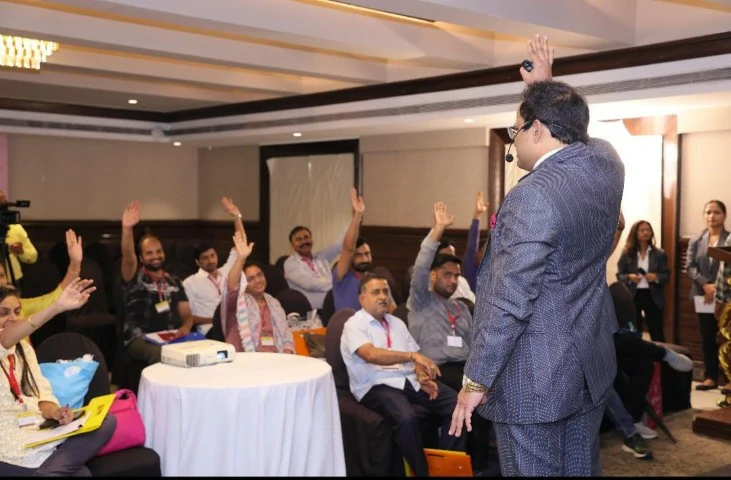 Dr. Ravi Vairagade conducting a live health transformation workshop